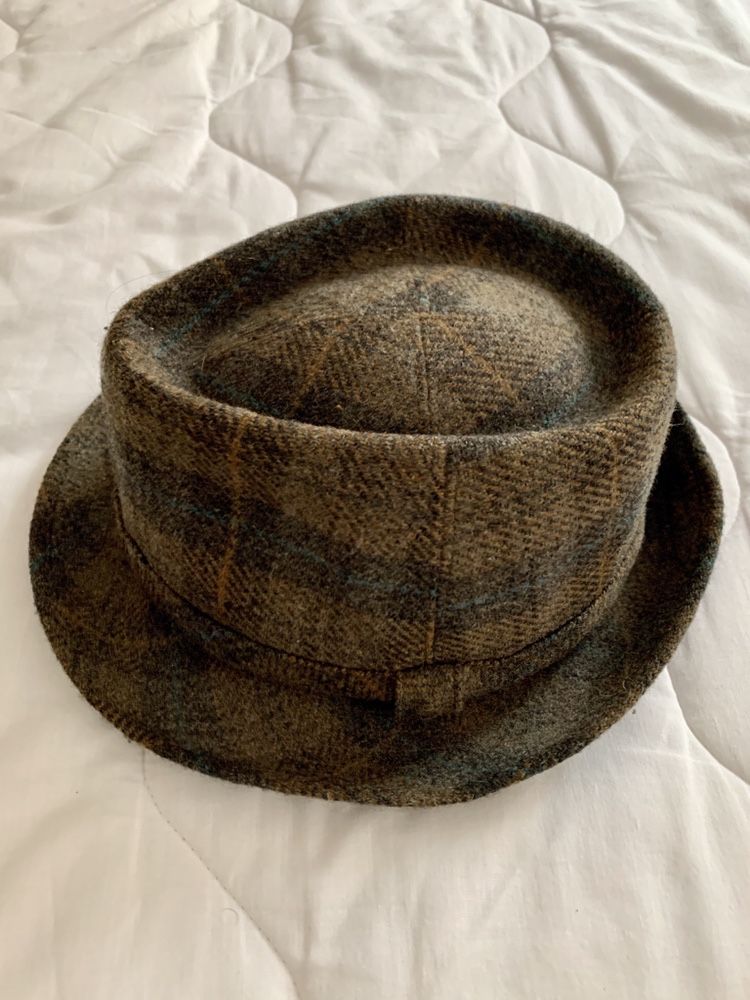 Chapeu estilo Fedora, Homburg ou Gelot