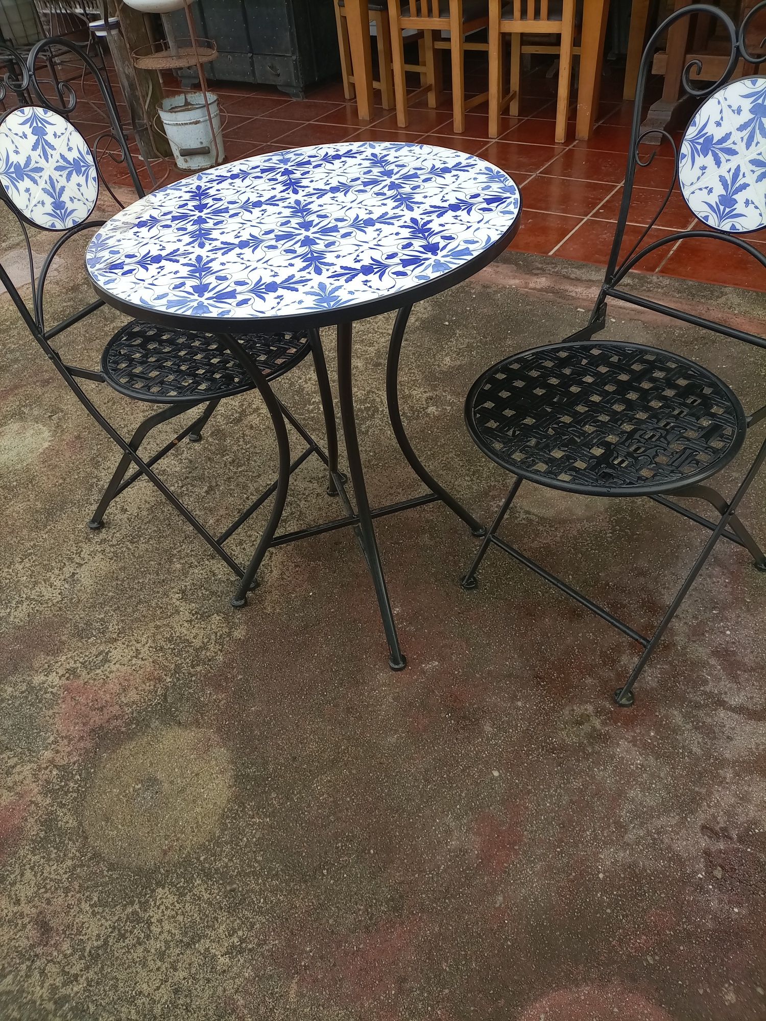 Mesa de azulejo com 2 cadeiras