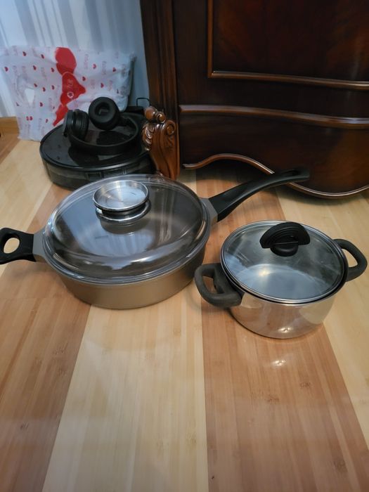 Кастрюли 2л и и сковородка огромная