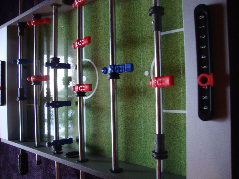 Stół do gry w piłkarzyki w stanie Idealnym