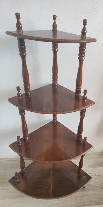 Regał narożny z półkami z drewna.