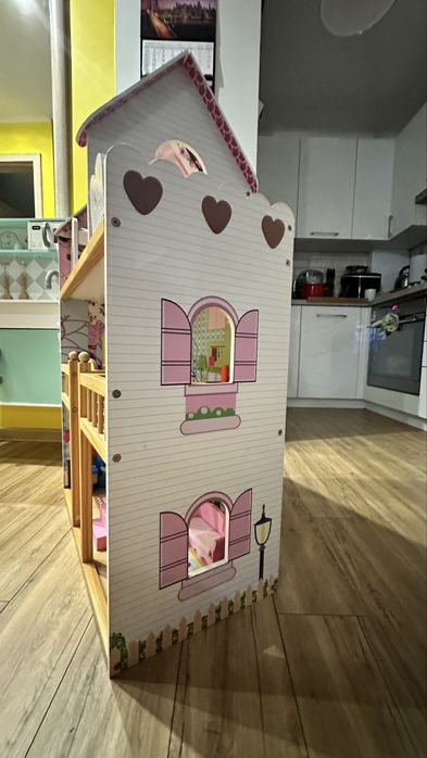 Domek dla lalek widoczny na zdjęciach