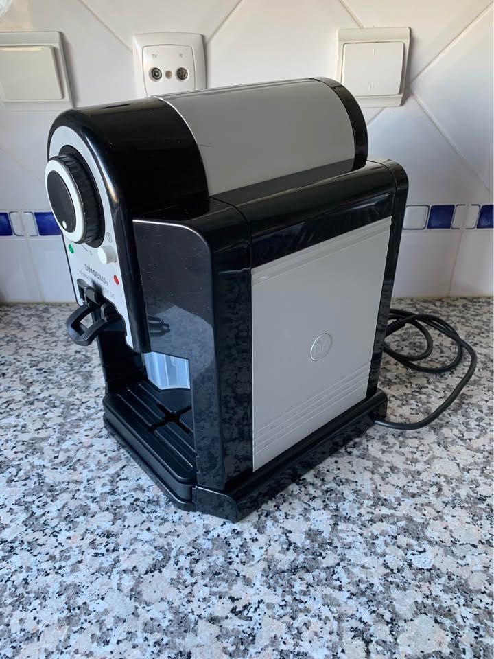 Máquina de Café Dimobilli D6 + manipulo Nespresso
