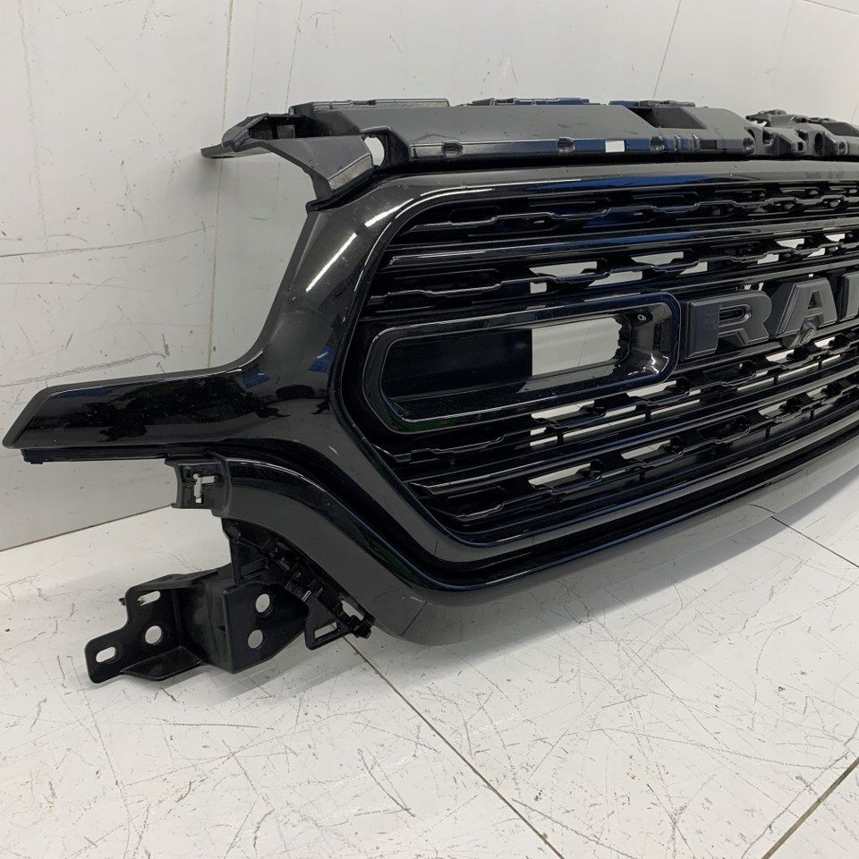 Atrapa grill czarny przód przedni kamera Dodge Ram V 1500 Limited 21r