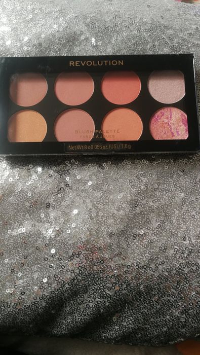 Nowa paletka do makijażu Palet z różami i Rozświetlaczy Revolution