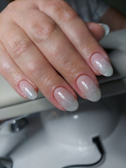 Манікюр, нарощення та покриття нігтів