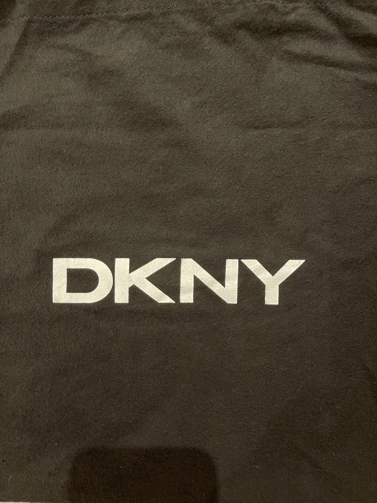 Carteira preta da marca DKNY