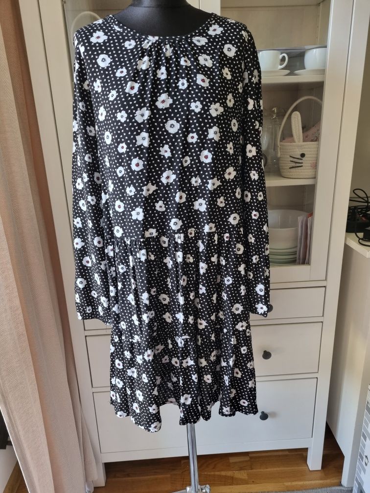 Czarna sukienka w kwiaty, boho, z falbanami