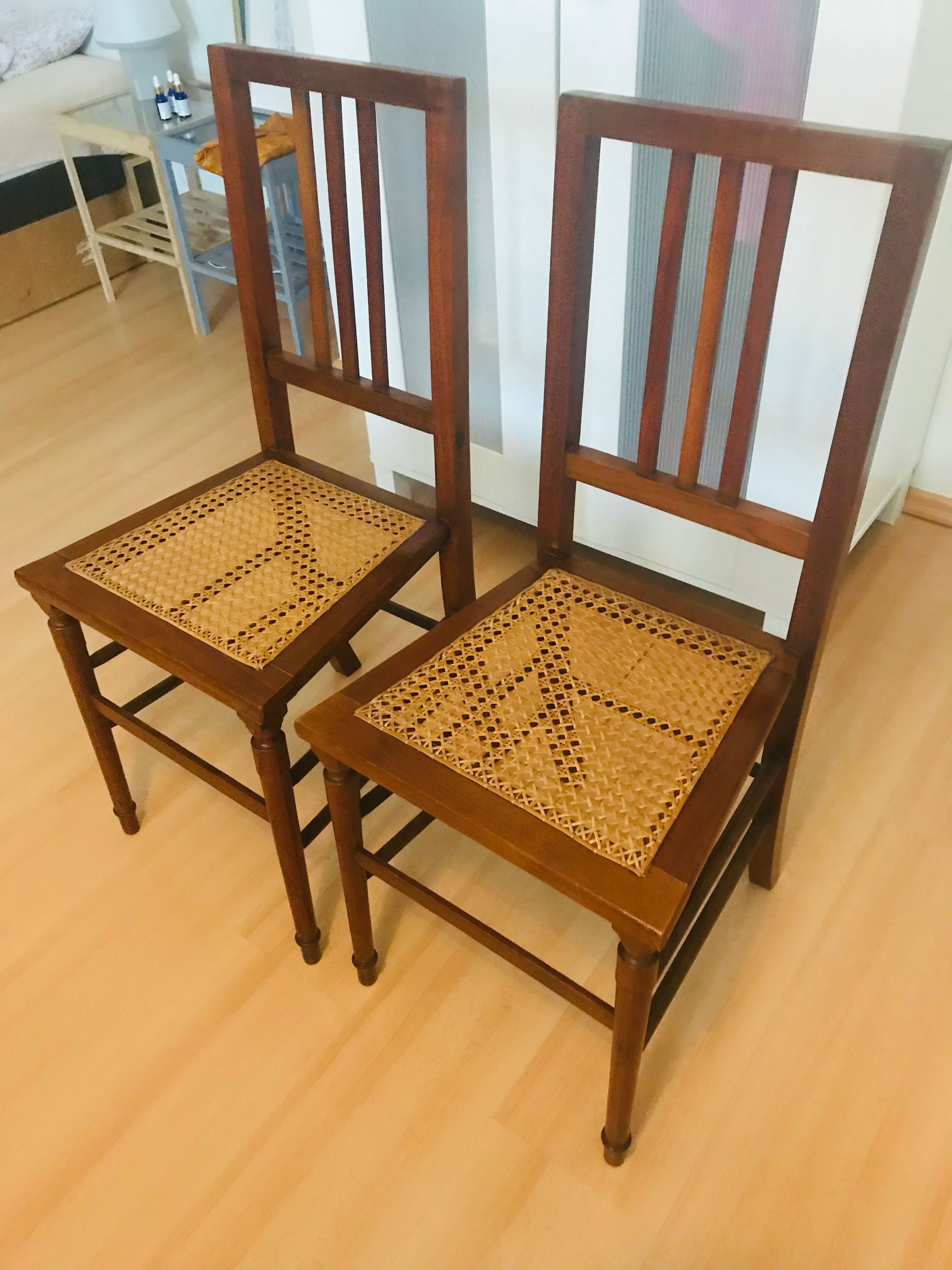 Krzesla drewniane z rattanem