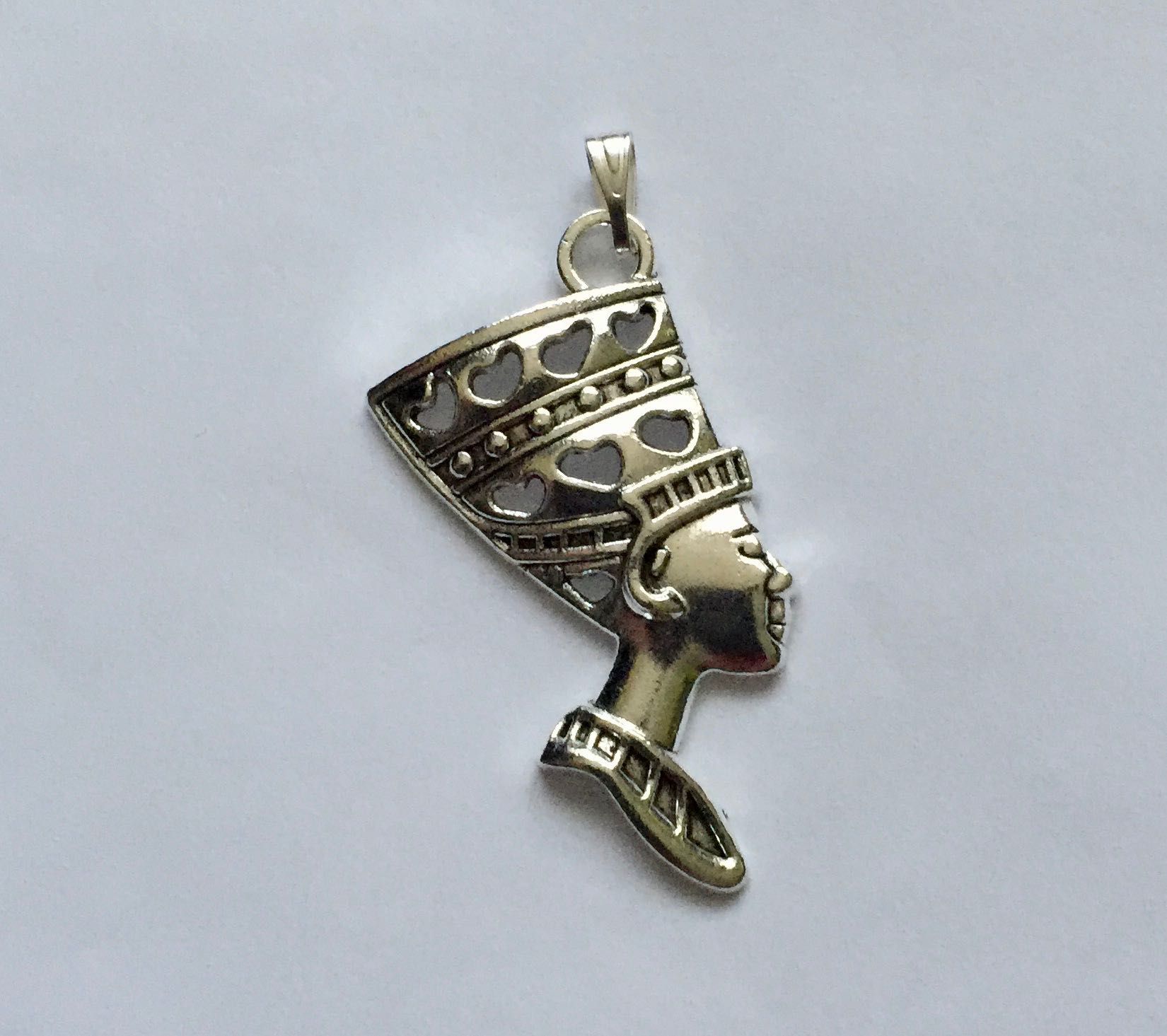 Egipt amulet Nefretete zawieszka wisiorek srebrny