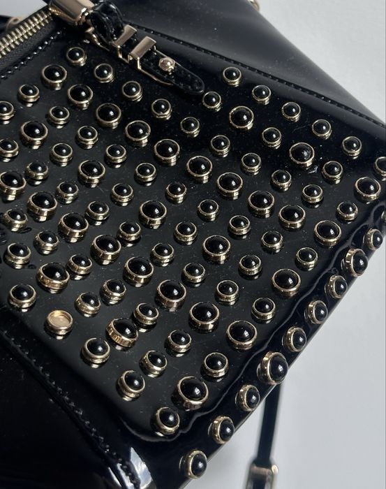 Skórzana lakierowana torebka z paskiem na ramię marka Kazar