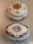 2 lindas caixas de porcelana , uma redonda e a outra oval.