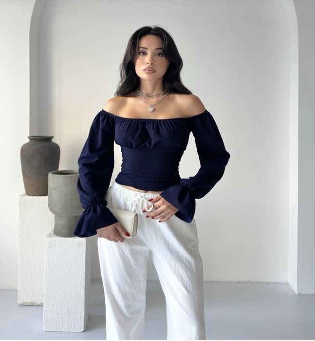 Темно-синя топ-блуза з відкритими плечима та пишними рукавами