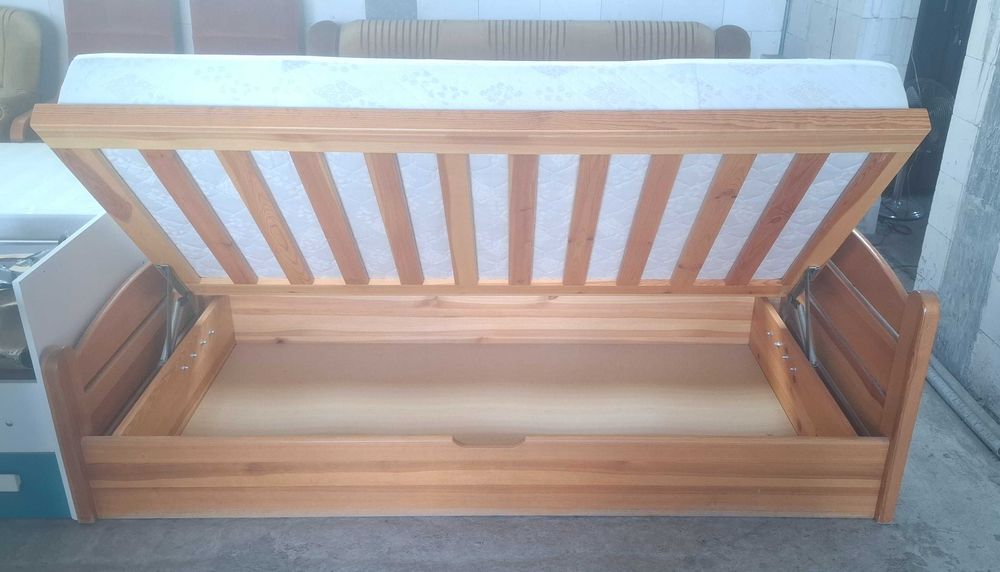 solidne czyste zadbane łózko 1 osobowe z materacem na sprezynach