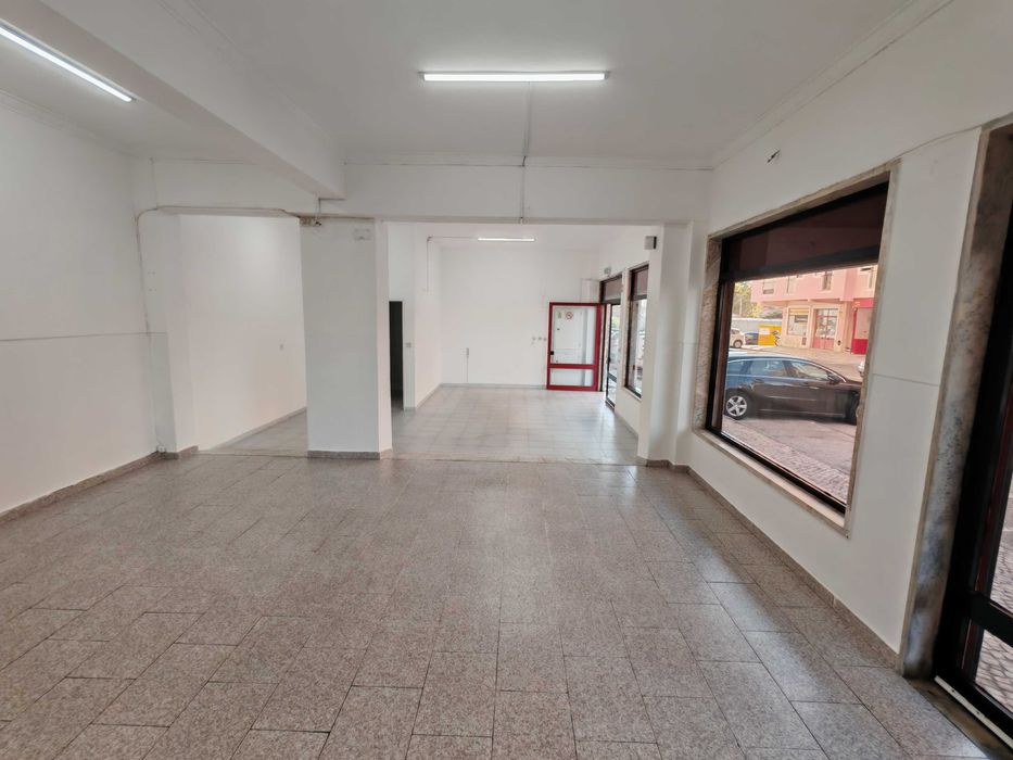 Arrendo loja com 65 M2 em Mem-Martins