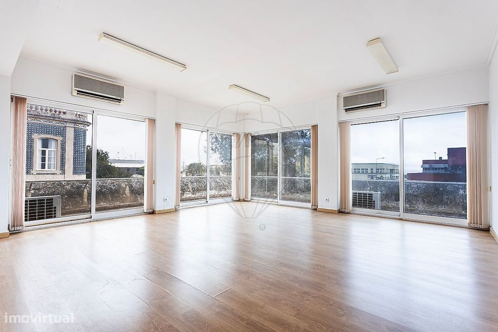 Escritório T4 para arrendamento