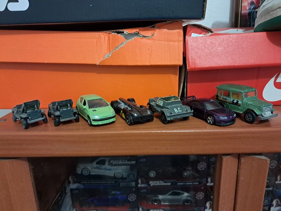 Carros em miniatura colecionáveis