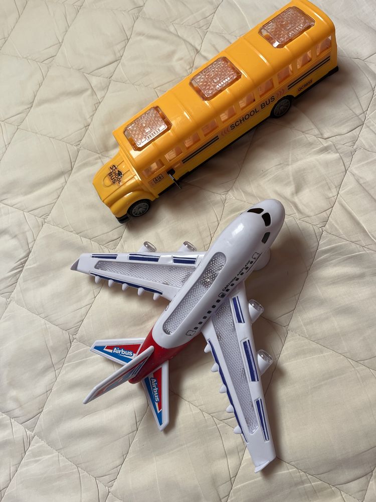 Музичні іграшки: літак та автобус