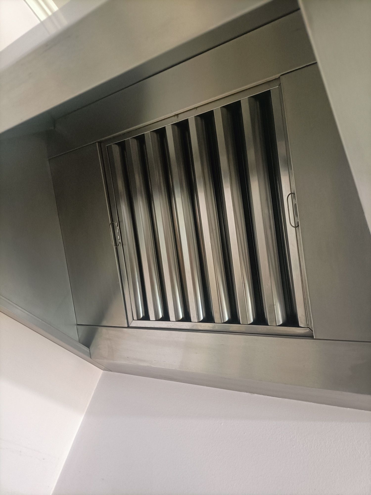 Hotte em inox, com filtro.