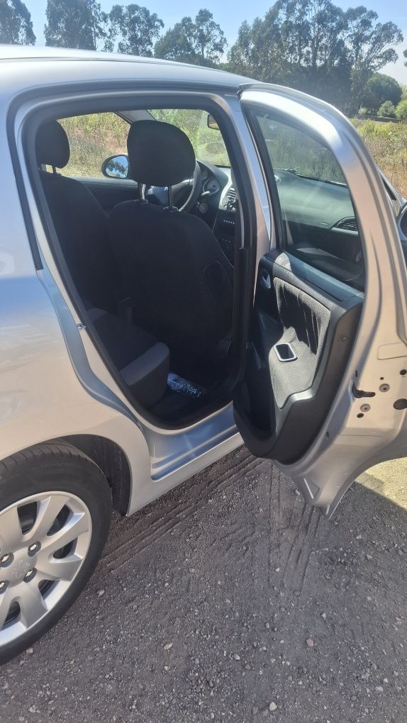 peugeot sem detalhe em lataria motor em otimo estado