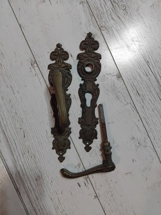 Stara mosiężna klamka z szyldem