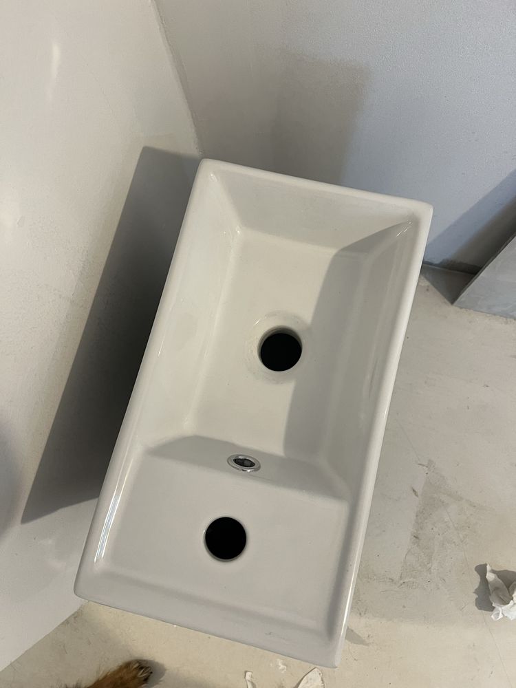 Mała szafka z umywalką toaletowa wisząca złożona