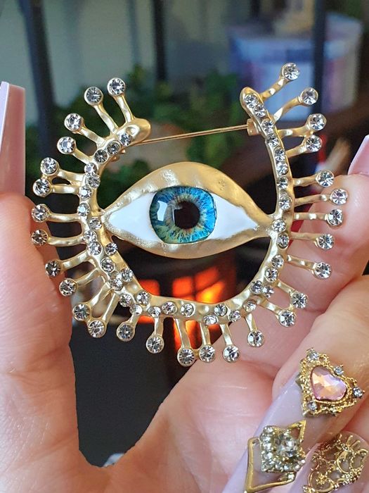 Broche pregadeira alfinete surrealista olho colorido dourado satinado