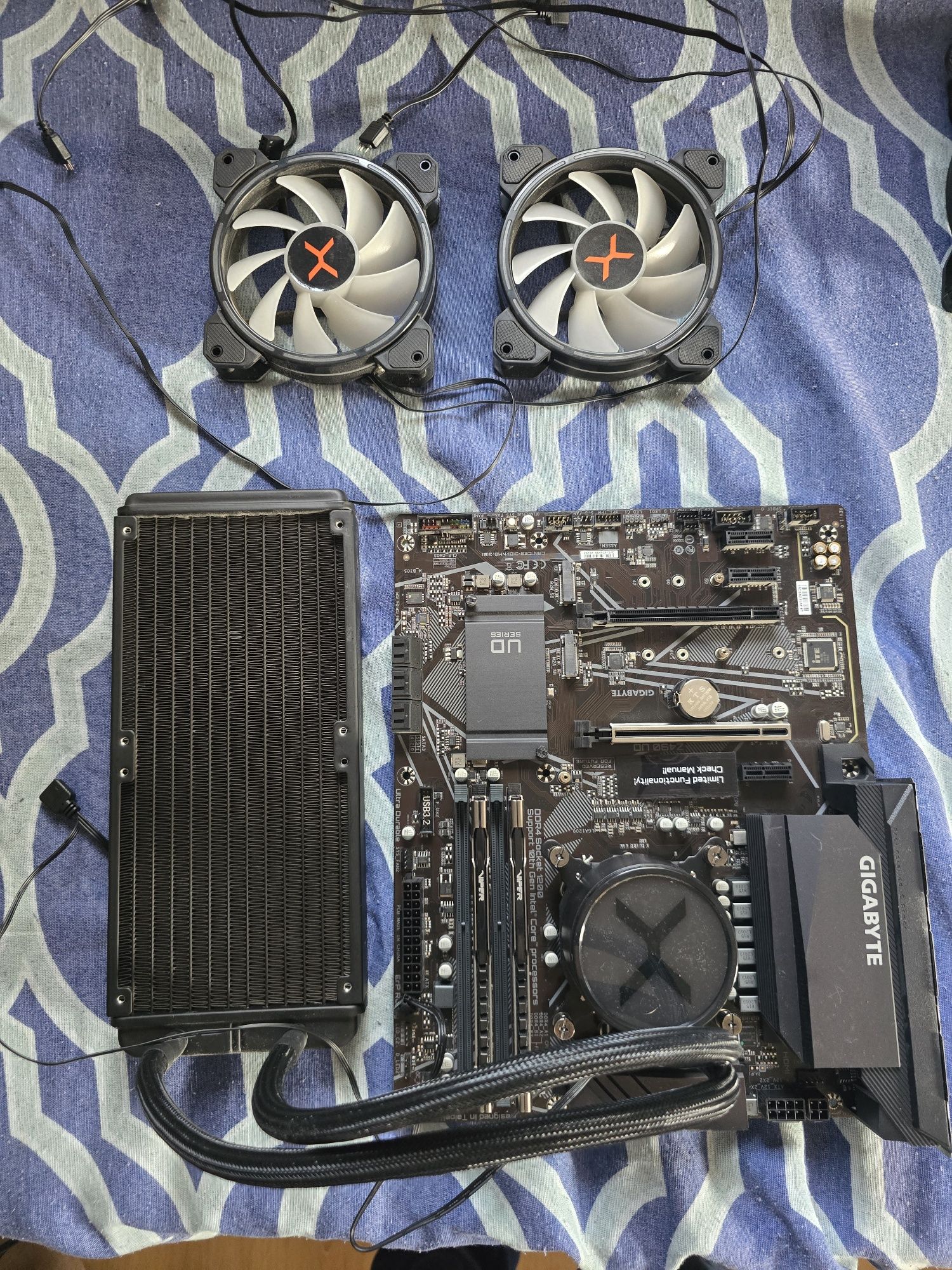 I5 10600kf, Gigabyte z490 ud, ram viper 16gb ddr4 3600mhz cl18, aio