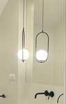 Lampa wiszaca nowoczesna kula w czarnej ramie