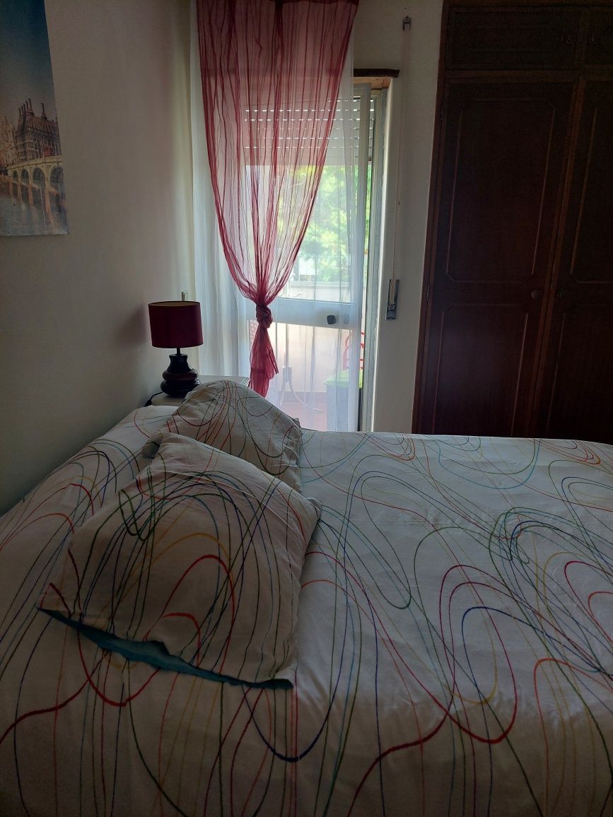 Alugo quarto a sra..