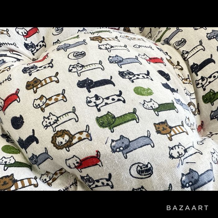 Зручна велика лежанка для котів або маленьких собак