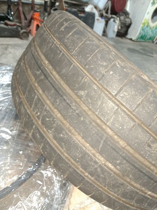 Pneus 245 x 40 x 18 Goodyear