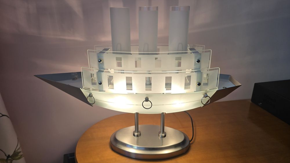 Lampa na stolik ze szkła w kształcie statku