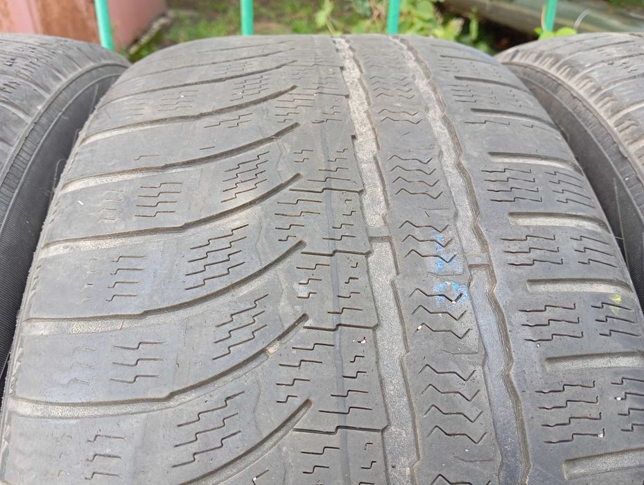 Комплект зимней резины Nokian WR A4 235/45 R18 на допал