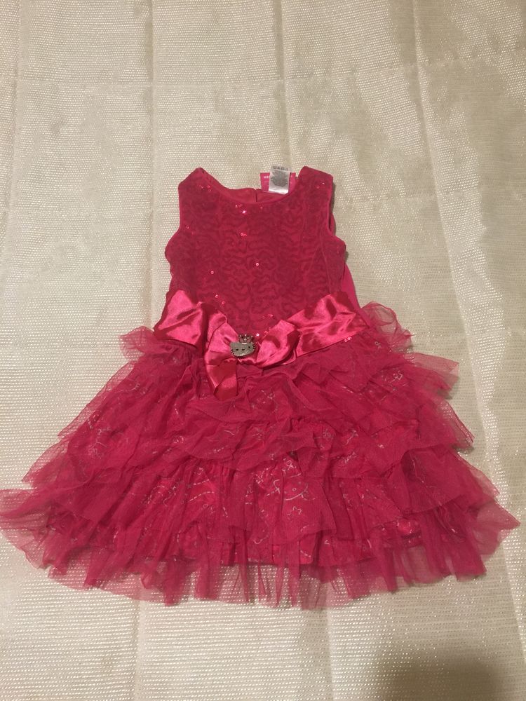 2 vestidos de princesas HELLO KITTY 2 e 5 anos