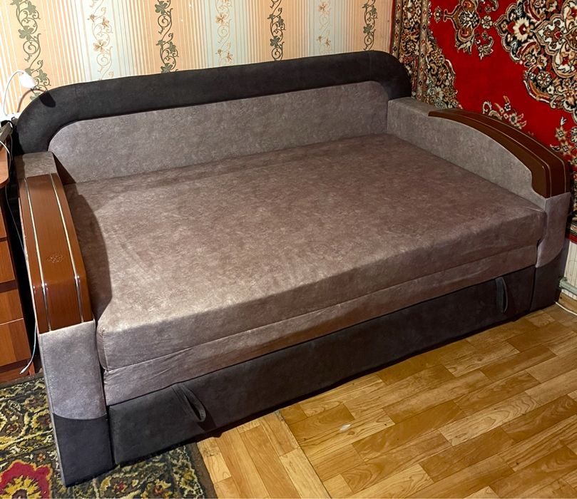 Продам диван в отличном состоянии  размер 1.60 * 2.00