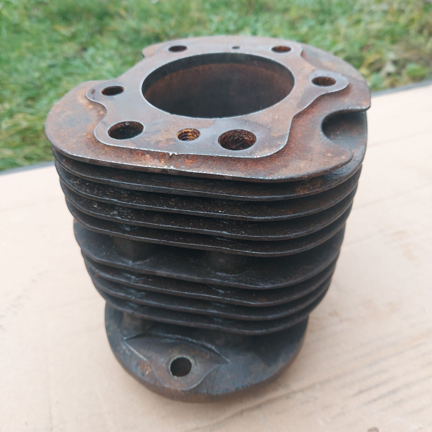 Niemiecki DDR żeliwny cylinder KS 600
