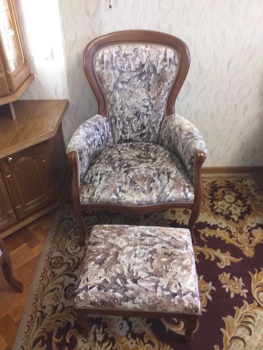 Meble - komplet wykonanych w stylu ludwikowskim.