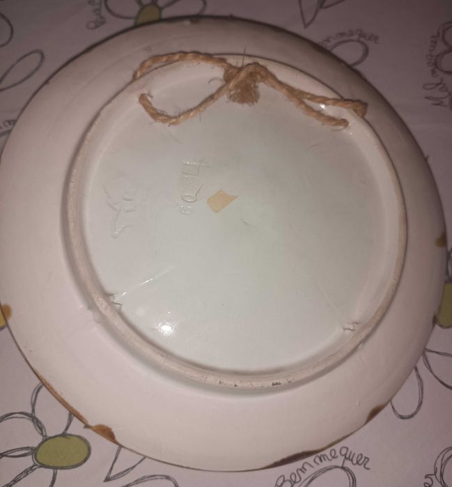 Prato decorativo com representação de caranguejo, artesanal