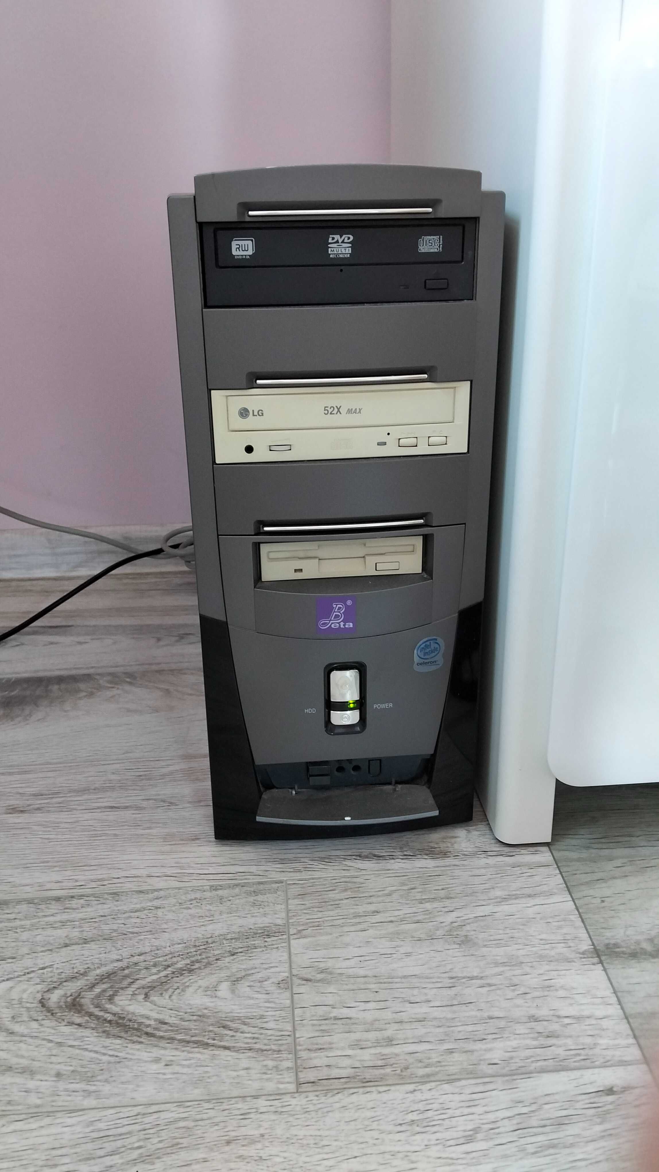 Komputer stacjonarny z monitorem, klawiatura, mysz komplet.
