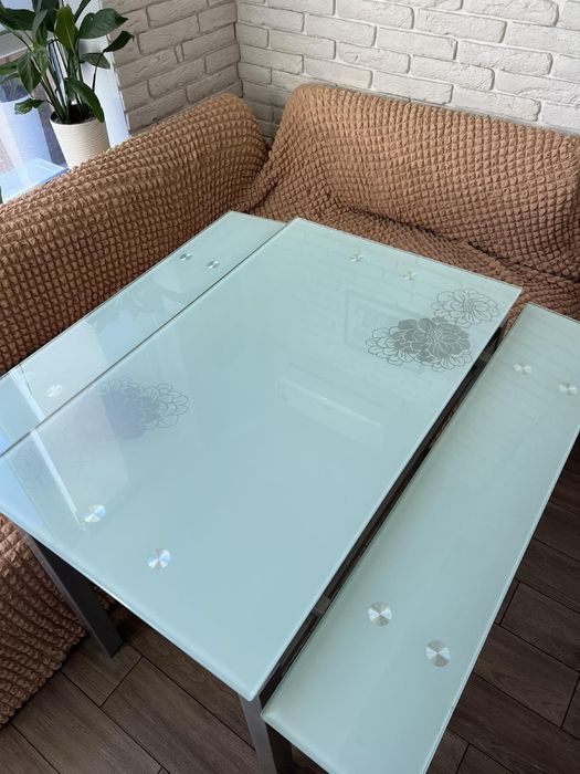 Кухонний скляний стіл.