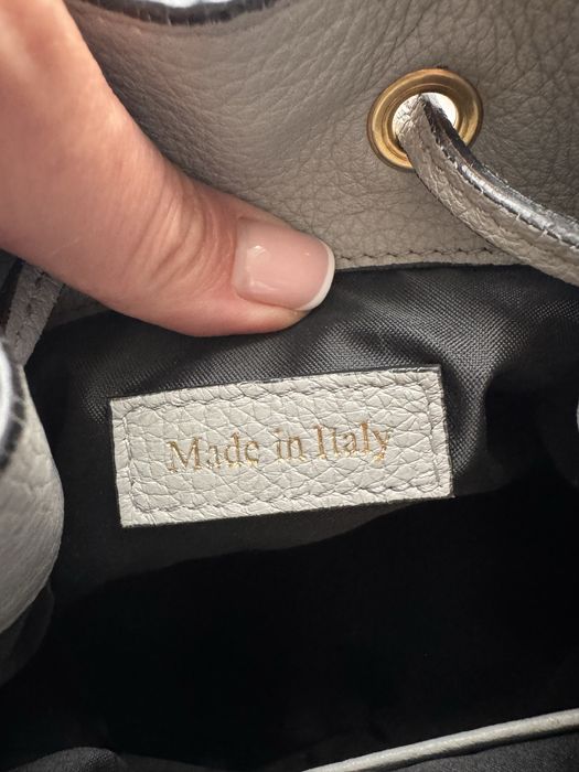 Moschino skórzana torebka worek bucket na regulowanym i odpinamy pasku