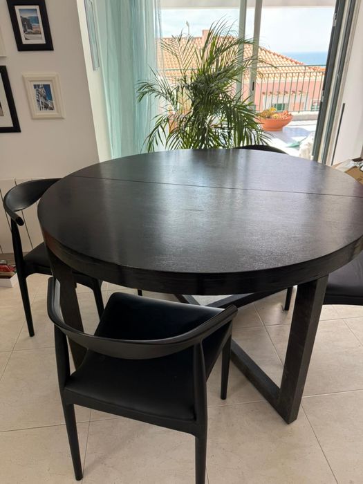 Mesa redonda e 4 cadeiras