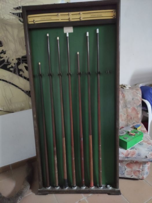 Suporte de parede com tacom relógio e pano de cobertura de snuker