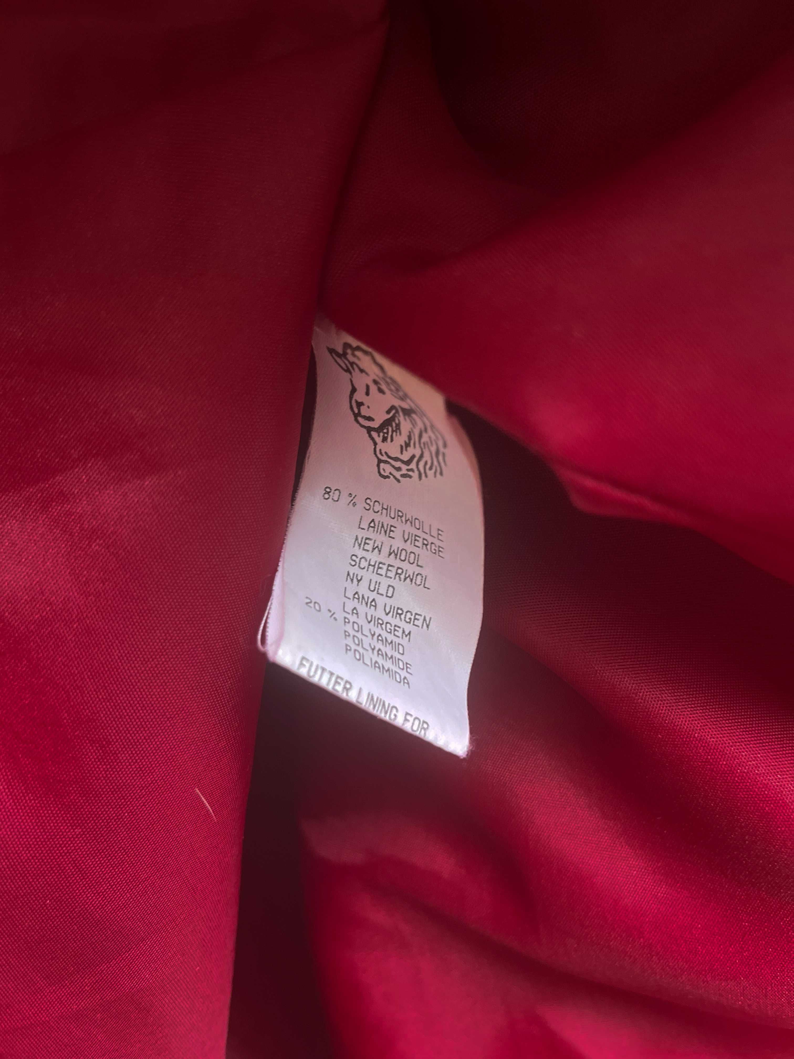 Płaszcz czerwony klasyczny elegancki duże kieszenie zapinany na guziki