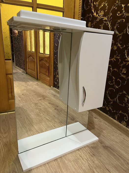 Шафа з дзеркалом і підсвіткою в ванну кімнату