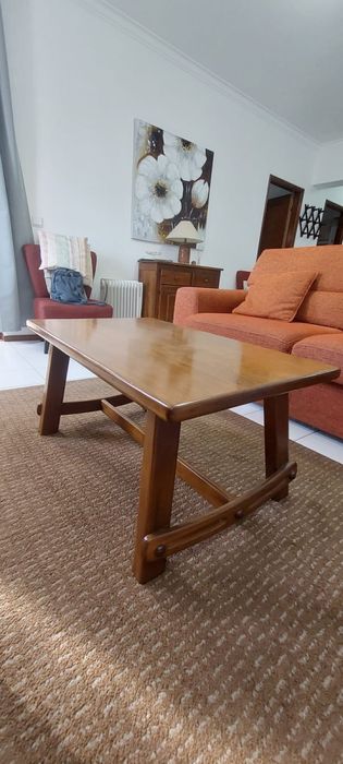 Mesa de centro em madeira maciça