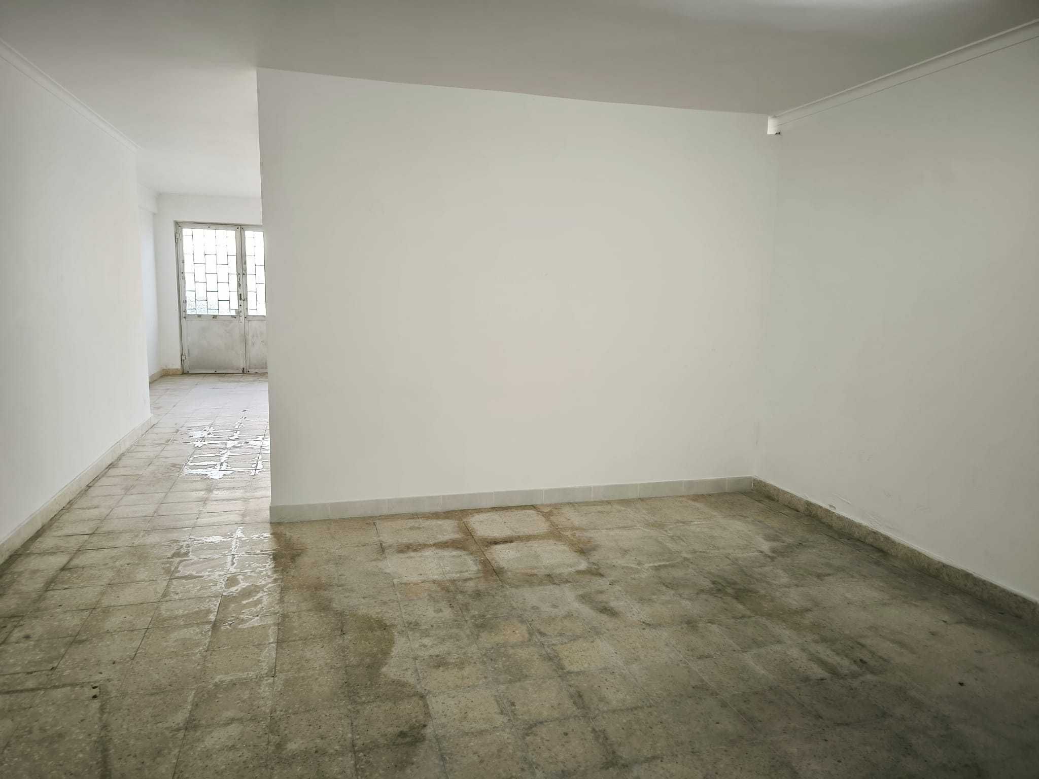 Arrenda-se loja para comércio na Póvoa de Santa Iria (Bolonha)