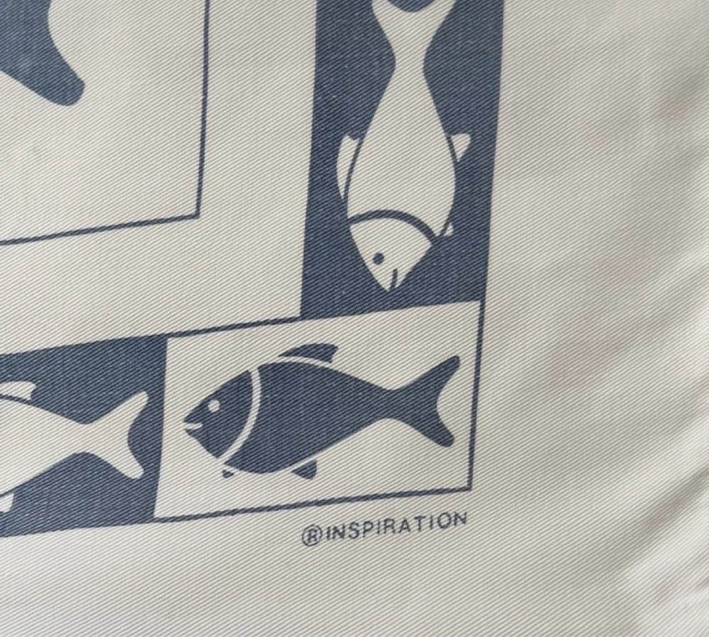 Duas fronhas com peixes azul e branco