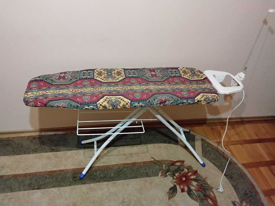 Гладильна дошка з підставкою на праску